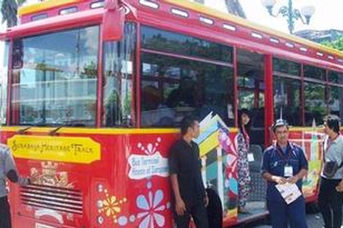Bus Merah Surabaya Heritage Track. Peserta turun di Tugu Pahlawan.