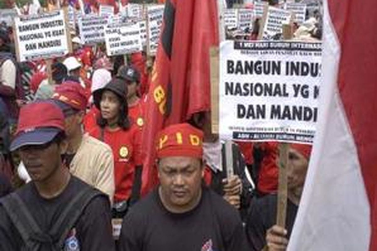 Buruh yang tergabung dalam Aliansi Buruh Menggugat melakukan unjuk rasa di depan Bundaran Hotel Indonesia, Jakarta, Kamis (1/5). Unjuk rasa untuk memperingati Hari Buruh menuntut keadilan untuk buruh dan menolak sistem kerja outsourching