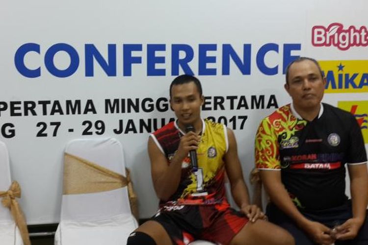 Pelatih Batam Sindo BVN Rudi Iskandar (kanan) dan pemainnya Andri Reza saat konferensi pers usai pertandingan di Gor Ken Arok, Kota Malang, Minggu (29/1/2017)