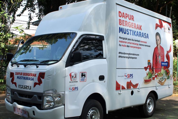Food Truck Dapur Bergerak Mustikarasa sebagai bentuk kolaborasi Super Indo, Foodbank of Indonesia, dan mitra pemasok Super Indo pada peluncuran di Jakarta, Senin (17/4/2023).