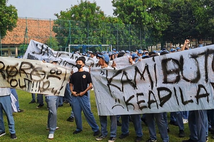 Ratusan siswa SMAN 11 Semarang yang sebagian besar menjadi korban kasus editan video deepfake AI pornografi 'Skandal Smanse' menuntut keadilan usai upacara di Lapangan SMAN 11 Semarang, Lamper Tengah, Kota Semarang, Senin (20/10/2025).