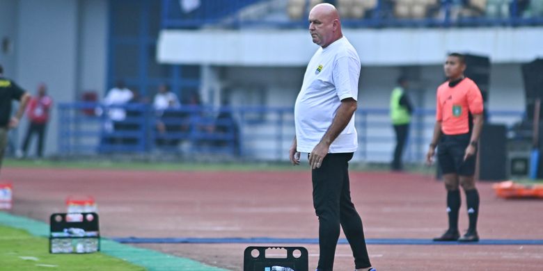 Pelatih Persib Bandung Bojan Hodak memimpin pasukannya membawa kemenangan 2-0 atas Semen Padang di laga pembuka Super League 2025-2026 Sabtu (9/8/2025) di Stadion Gelora Bandung Lautan Api (GBLA).