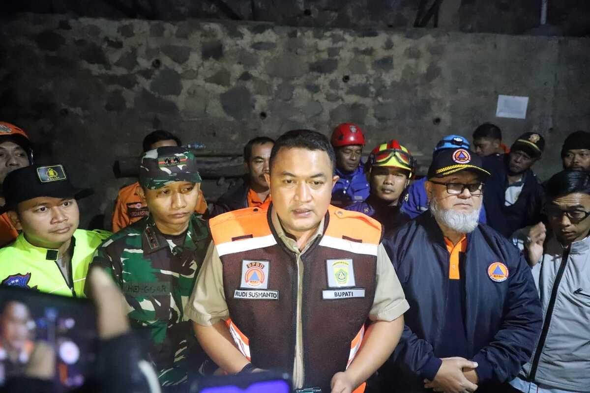 Bupati Bogor Rudy Susmanto saat meninjau lokasi bencana di kawasan Puncak Bogor, Jawa Barat, Minggu (6/7/2025) dini hari.