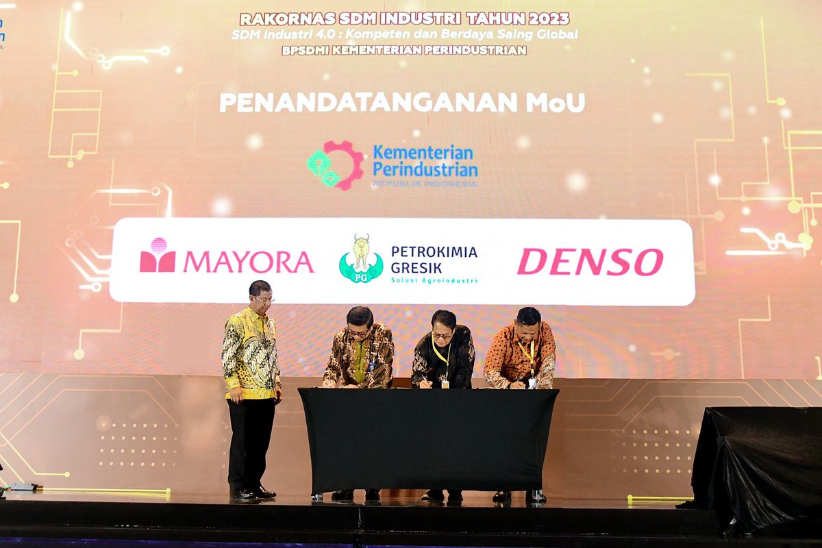 Penandatanganan MoU, memanfaatkan digital learning Petrokimia Gresik sebagai materi pembelajaran siswa pada lembaga pendidikan di bawah naungan Kemenperin, serta program vokasi Diploma III.