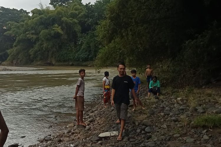 Warga melakukan pencarian disepanjang sungai Bogowonto pada Jumat (6/5/2022) sore 