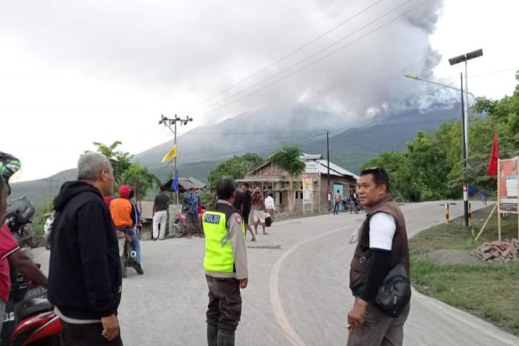 Pemberlakuan sistem buka tutup jalan utama trans Flores Larantuka-Maumere di Desa Dulipali, Kecamatan Titehena, Kabupaten Flores Timur, Nusa Tenggara Timur (NTT), Rabu (10/1/2024).