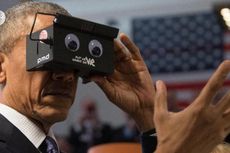 Lucunya Obama Saat Jajal Kacamata VR