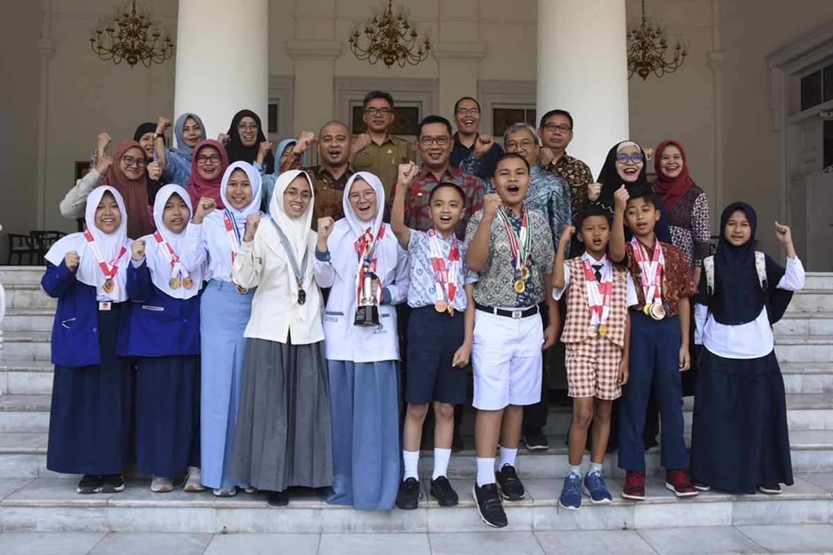 Gubernur Jawa Barat Ridwan Kamil saat menemui perwakilan peserta Asia Open Memory Championship 2019 asal Tanah Pasundan di Gedung Pakuan, Kota Bandung, Senin (21/10/2019).