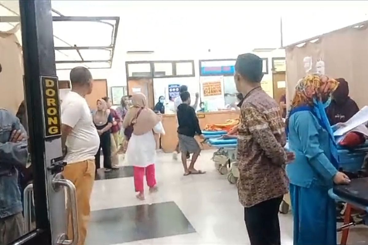 Puluhan warga memadati rumah Instalasi Gawat Darurat (IGD) rumah sakit umum daerah (RSUD) Syekh Yusuf, Kabupaten Gowa, Sulawesi Selatan akibat keracunan makanan yang dihidangkan pada hajatan khitanan. Senin, (5/8/2024).