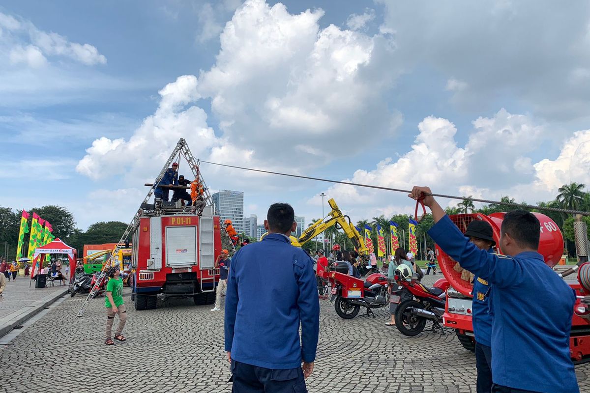 Sudin Gulkarmat Jakarta Pusat membuka wahana rekreasi gratis untuk anak-anak seperti flying fox dan berkeliling Monas menggunakan mobil pemadam kebakaran pada Minggu (3/7/2022).