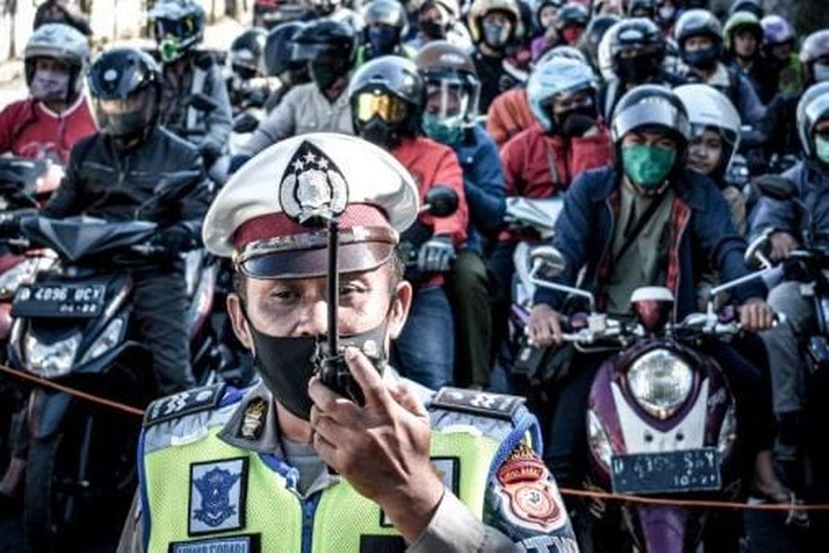 Polisi melakukan rekayasa lalu lintas satu arah atau one way di kawasan wisata Lembang, Kabupaten Bandung Barat (KBB), Jawa Barat, Selasa (25/4/2023).