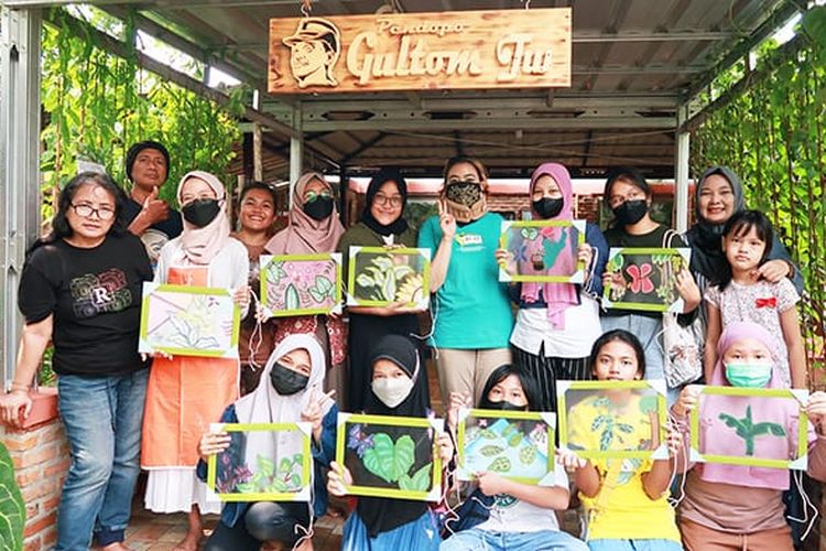 Kegiatan workshop lukis kaca digelar pada 11 September 2021 lalu untuk anak-anak di Padepokan Ciliwung Condet dalam upaya menumbuhkan rasa cinta anak-anak terhadap kali Ciliwung.