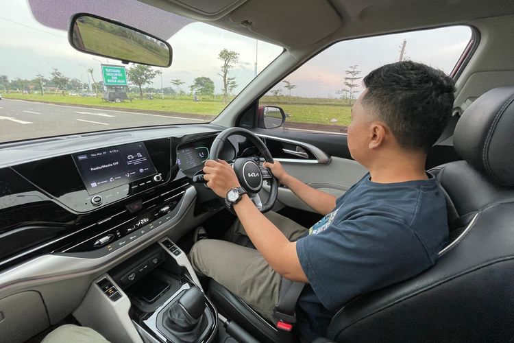 Tampilan interior Kia Carens 1.5
