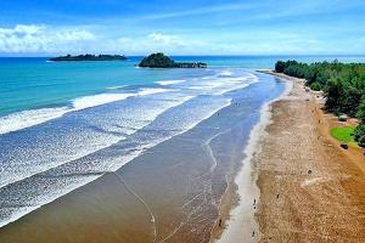 Pantai Air Manis di Padang, Sumatera Barat.