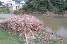 Pengangkatan Sampah Kayu di Kali Bekasi Terkendala Alat Berat