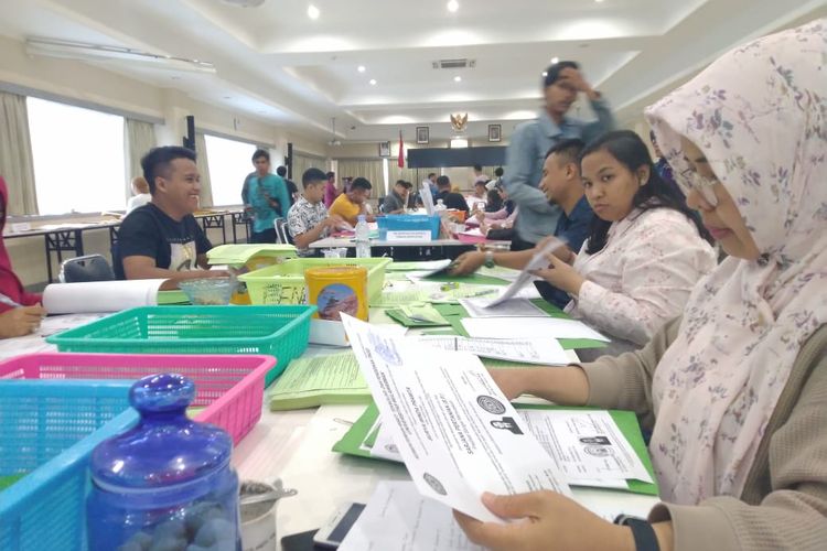 Tim dari Badan Kepegawaian Daerah (BKD) sedang memeriksa kelengkapan berkas pelamar CPNS di Kantor BKD Kaltim, Jalan M Yamin, Samarinda, Sabtu (23/11/2019). 