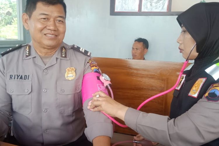 Anggota Polres Semarang menjalani pemeriksaan kesehatan.