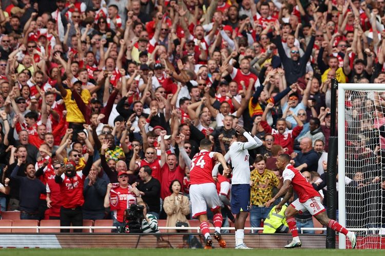 Penyerang Arsenal, Gabriel Jesus, merayakan gol ke gawang Tottenham Hotspur pada laga derbi London Utara di Stadion Emirates, Sabtu (1/10/2022).