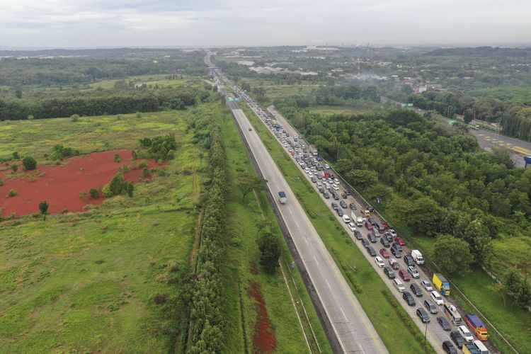 Sejumlah kendaraan melintasi jalan tol Cikopo-Palimanan, Kabupaten Purwakarta, Jawa Barat, Kamis (28/4/2022). Pada H-4 Lebaran 2022, sebagian ruas jalan tol Cikopo-Palimanan mengalami kepadatan volume kendaraan imbas dari antrean memasuki Gerbang Tol Cikampek Utama dan diperkirakan puncaknya pada H-3 Lebaran.