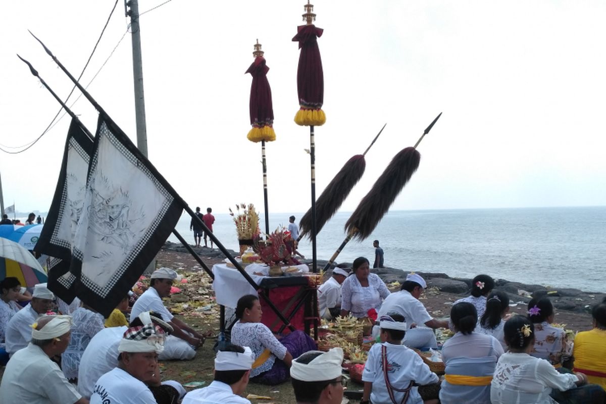 Warga Bali menjalani ritual Melasti di Pantai Padanggalak 