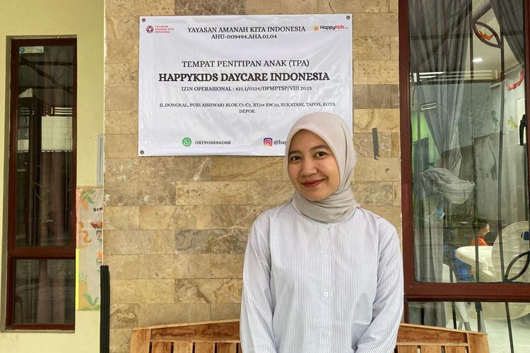 Fatimah (28), ibu bekerja yang berprofesi sebagai dosen program studi Pendidikan Anak Usia Dini (PAUD), saat ditemui di HappyKids Daycare cabang Sukatani, Tapos, Kota Depok, Kamis (4/12/2025).