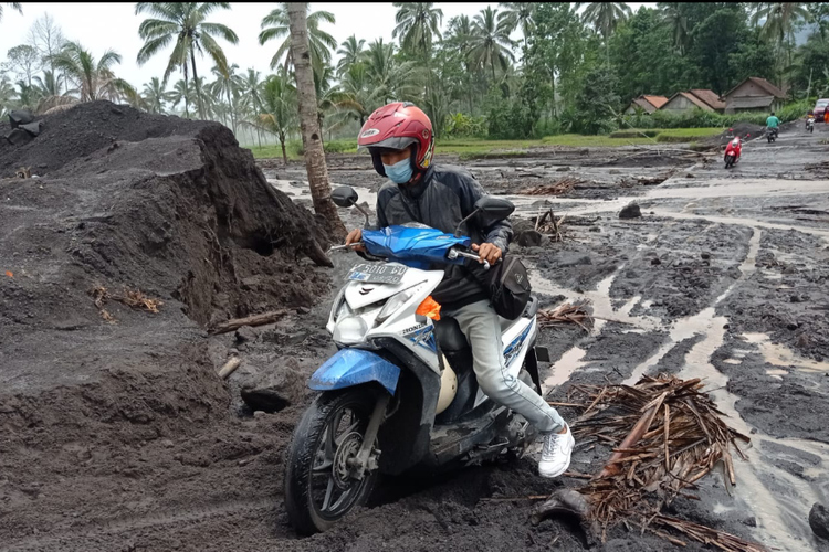 Warga berusaha seberangi aliran sungai Gunung Semeru, Jumat (4/3/2022)