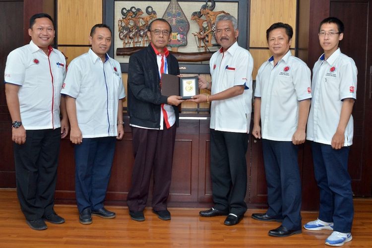 Pengurus Hapkido Indonesia bersama Sekretaris Kemenpora Gatot S Dewa Broto (ketiga dari arah kiri pembaca), Kamis (5/3/2020). Berdiri ketiga dari arah kanan pembaca adalah Ketua Umum Hapkido Indonesia GBPH Prabukusumo.
