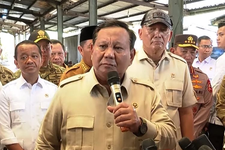 Presiden Prabowo Subianto menyaksikan langsung penyerahan barang rampasan negara dari tambang ilegal yang melakukan pelanggaran hukum kepada PT Timah Tbk.  Penyerahan barang rampasan itu dilakukan oleh Jaksa Agung ST Burhanuddin di smelter Tinindo Internusa, Bukitintan, Pangkalpinang, Kepulauan Bangka Belitung, Senin (6/10/2025). 