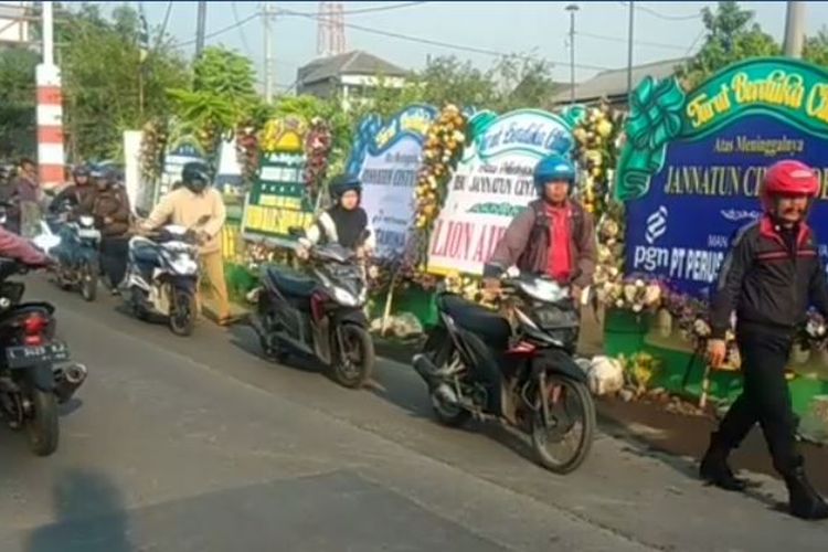Pengendara sepeda motor menuntun kendaraannya saat melewati rumah duka korban JT610 di Sidoarjo, Jawa Timur.