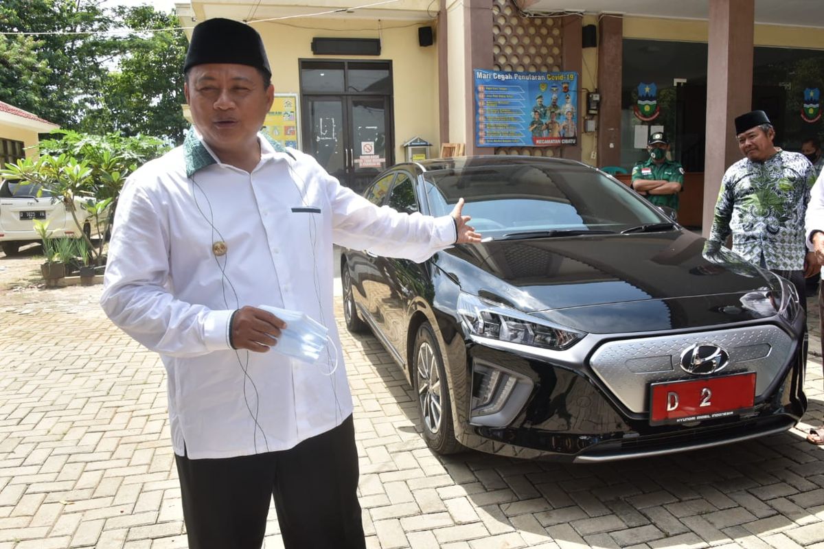 Wagub Jabar dan Mobil Dinas Listrik