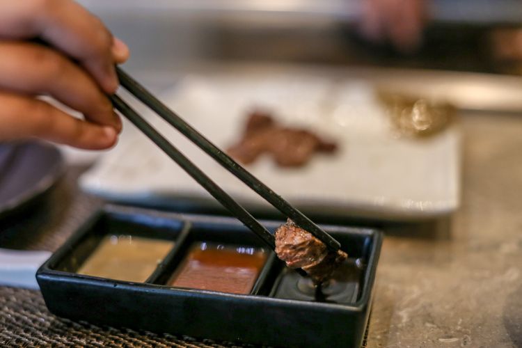 Daging US Tenderloin yang baru saja dimasak di atas plat besi di Restoran Maison Tatsuya Teppanyaki, Kebon Sirih, Jakarta, Rabu (11/03/2020). Restoran ini menawarkan pengalaman makan dengan menyantap langsung makanan yang dimasak di depan pengunjung.