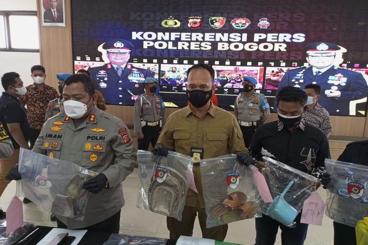 Polisi ungkap motif pembunuh perempuan terbungkus plastik di Cibinong, Kabupaten Bogor.