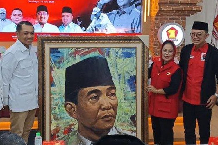 Rombongan DPD PDI-P Jatim menyerahkan lukisan bergambar Bung Karno saat mengunjungi Kantor DPD Partai Gerindra Jatim, pada Senin (10/6/2024) malam.