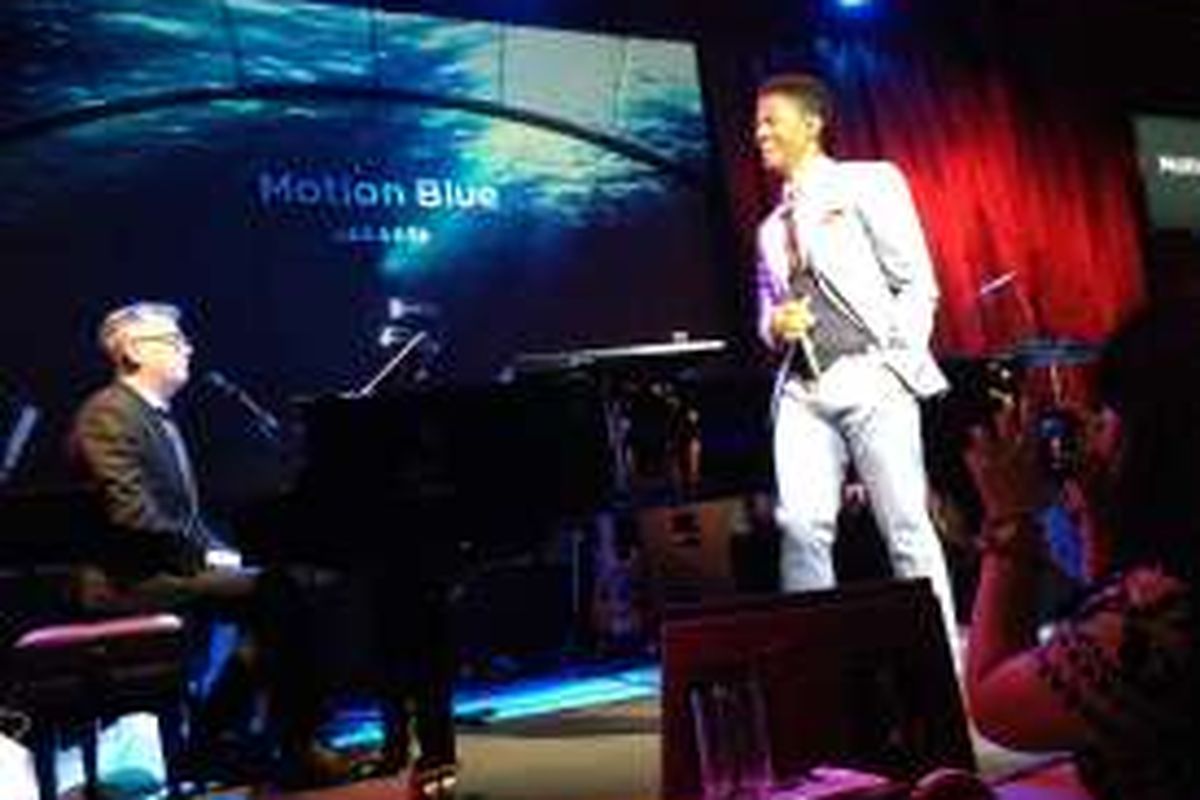 Komposer David Foster dan vokalis R&B Eric Benet tampil dalam konser David Foster: Up Close & Personal di Motion Blue Jakarta yang berlokasi di Fairmont Jakarta, Jumat (11/3/2016).