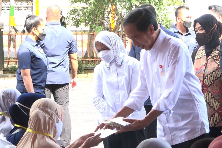 Presiden Joko Widodo membagikan BLT BBM kepada warga di Kantor Pos Pahoman, Bandar Lampung, Sabtu (3/9/2022).