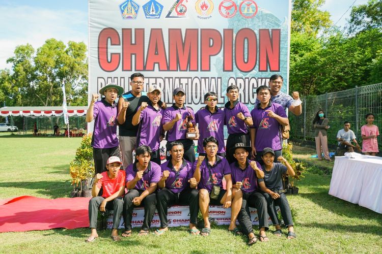Momen Cendrawasih Cendrawasih Cricket Club mengangkat trofi juara Bali Sixes ke-25.