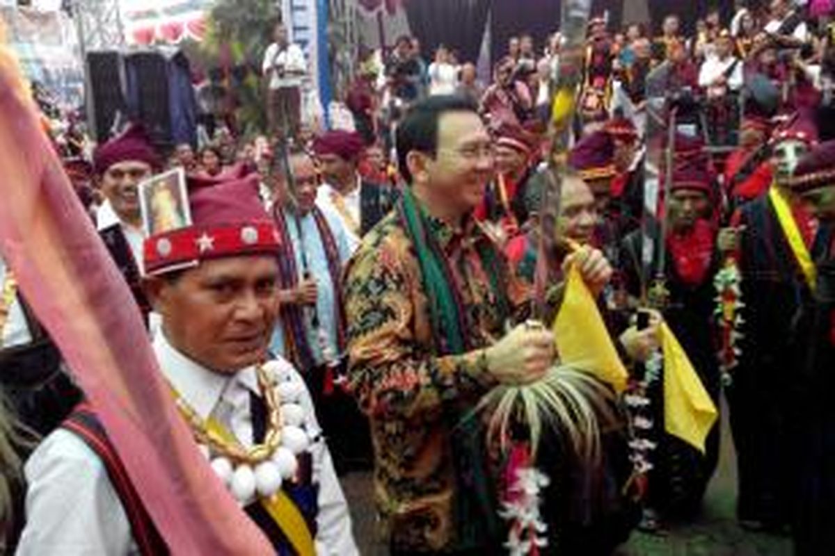 Gubernur DKI Jakarta Basuki Tjahaja Purnama sewaktu menghadiri perayaan reba di Anjungan NTT, TMII, Jakarta Timur, Jumat (14/2/2015). 