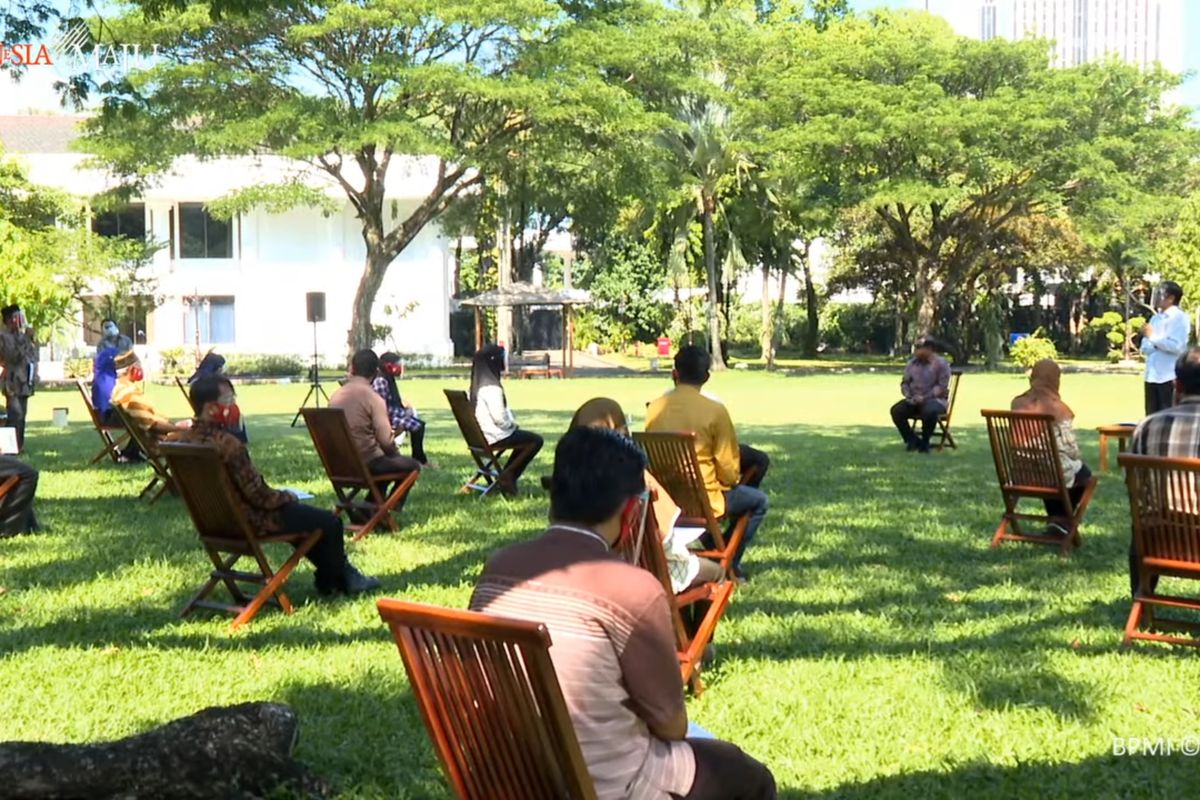 Presiden Jokowi berdialog dengan pedagang saat pemberian modal kerja di Istana Kepresidenan, Jakarta, Rabu (30/9/2020).