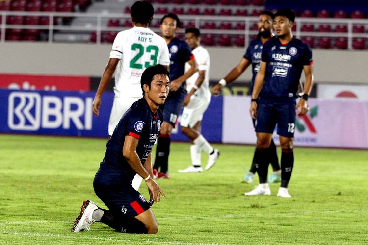 Pemain Arema FC asal Jepang, Renshi Yamaguchi saat pertandingan pekan 11 Liga 1 2021-2022 melawan Persebaya Surabaya yang berakhir dengan skor 2-2 di Stadion Manahan Solo, Sabtu (6/11/2021) malam