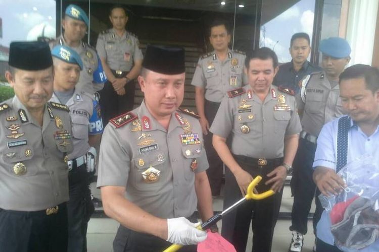 Kapolda Sumsel Irjen Pol Agung Budi Maryoto saat rilis kasus pembunuhan Chatarina Wiedyawati, kekasihnya sendiri, di Mapolda Sumsel, Rabu (14/6/2017).