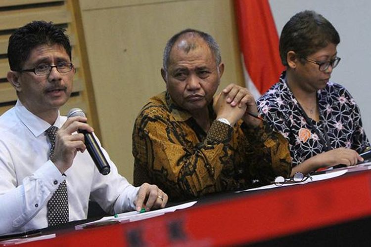 Ketua KPK Agus Rahardjo bersama Wakil Ketua KPK Laode M Syarif menjelaskan kepada wartawan terkait operasi tangkap tangan (OTT) dugaan suap Kejati Jawa Barat, di kantor KPK, Jakarta, Selasa (12/4/2016).