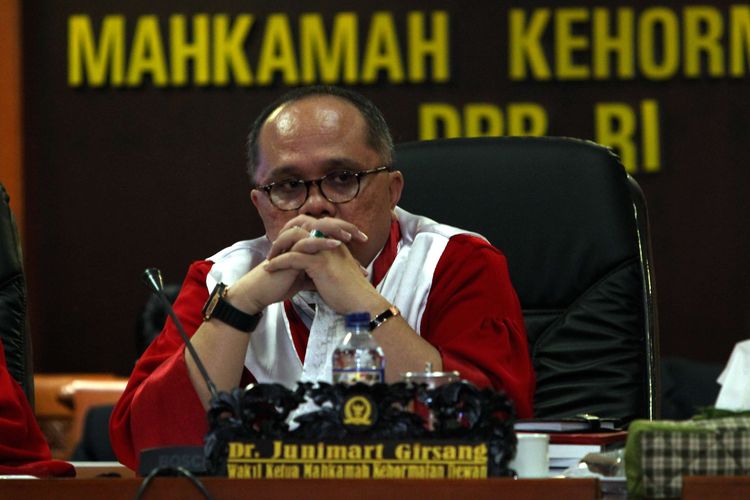 Wakil Ketua Mahkamah Kehormatan Dewan, Junimart Girsang saat mendengar keterangan Menteri Energi dan Sumber Daya Mineral Sudirman Said dalam sidang terbuka Mahkamah Kehormatan Dewan di Gedung Parlemen, Jakarta, Rabu (2/12/2015). Sudirman memberi keterangan sebagai pelapor yang mengadukan Ketua DPR Setya Novanto dengan sangkaan pencatutan nama Presiden Joko Widodo dan Wakil Presiden Jusuf Kalla terkait permintaan saham Freeport. KOMPAS IMAGES/KRISTIANTO PURNOMO