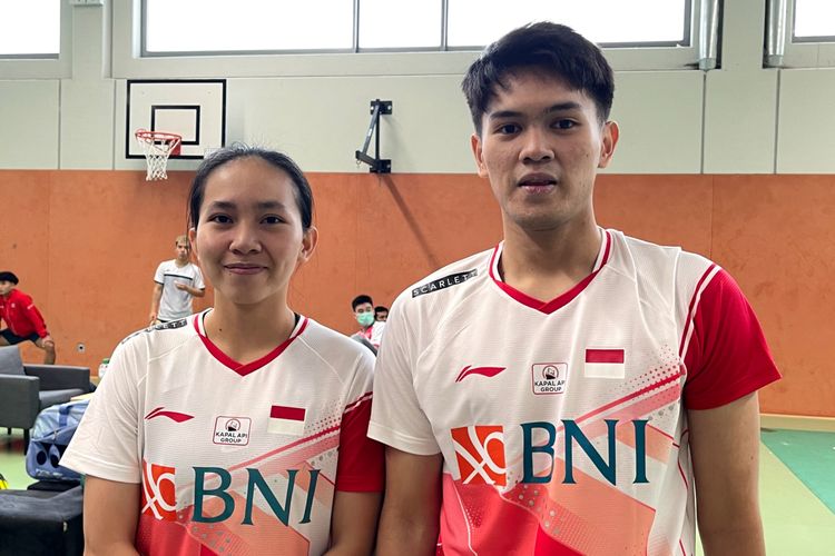 Pasangan ganda campuran Indonesia, Adnan Maulana (kanan) dan Mychelle Crhystine Bandaso (kiri).