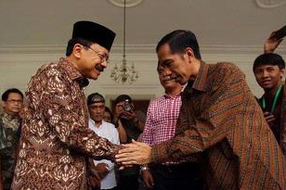 Gubernur DKI Jakarta terpilih, Joko Widodo atau Jokowi (kanan) bersalaman dengan Fauzi Bowo, seusai acara ramah tamah di Gedung Balaikota, Jakarta, Jumat (5/10/2012). Dalam acara ini Fauzi Bowo memperkenalkan Jokowi beserta Basuki Tjahaja Purnama kepada pejabat di Pemerintah Provinsi DKI Jakarta serta sempat memperlihatkan ruang kerja gubernur kepada Jokowi. 
