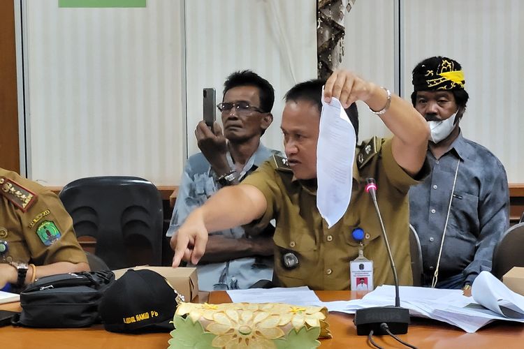 Kades Pembeliangan Kecamatan Sebuku Nunukan Kaltara marah marah dan menggebrak meja sembari memarahi sejumlah anggota DPRD Nunukan karena penjelasannya dipotong pimpinan rapat
