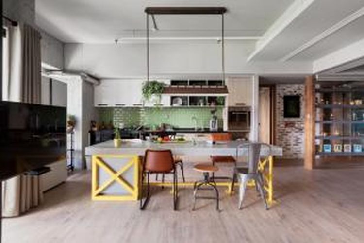 Para arsitek menggabungkan ruang tamu, ruang makan, serta dapur sehinngga memungkinkan penghuni rumah menghabiskan lebih banyak waktu di sini. 