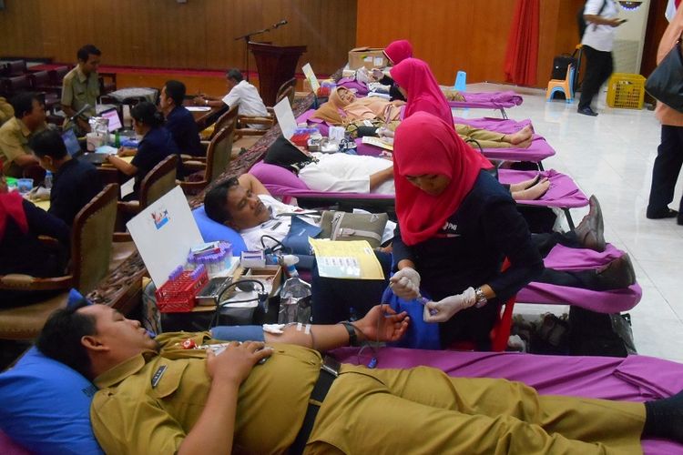 Aksi donor darah di Balaikota Semarang sebagai bagian dari peranyaan HUT kemerdekaan RI ke-73