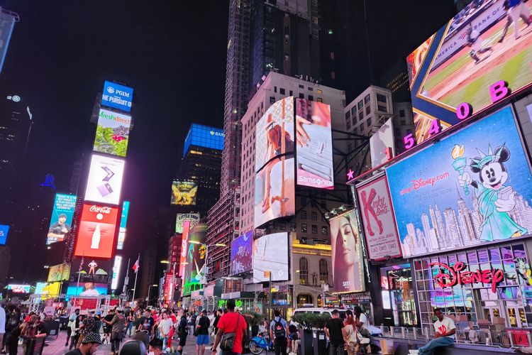 Hasil foto kamera utama 50 MP (f/1.8) Galaxy Z Fold 4 pada malam hari alias mode Nightography. Di kondisi banyak lampu pada malam hari, Nightography mampu meredam pancaran cahaya yang dikeluarkan lampu-lampu tersebut, sehingga gambar atau suasana Times Square seperti di gambar ini terlihat cukup elegan.