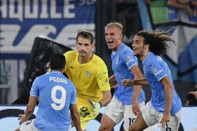 Kiper Lazio, Ivan Provedel (dua dari kiri), merayakan gol yang ia cetak ke gawang Atletico Madrid pada matchday pertama Grup E Liga Champions 2023-2024 yang digelar di Stadion Olimpico, Roma, pada Selasa (19/9/2023) malam waktu setempat.