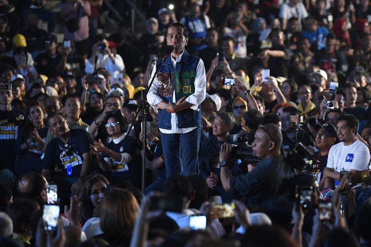 Calon Presiden nomor urut 01 Joko Widodo (tengah) menyampaikan sambutan saat menghadiri Deklarasi Alumni Trisakti Pendukung Jokowi di Jakarta, Sabtu (9/2/2019). Alumni Trisakti Pendukung Jokowi
mendeklarasikan dukungan untuk memenangkan capres-cawapres Joko Widodo-Maruf Amin pada Pilpres 2019. ANTARA FOTO/Puspa Perwitasari/aww.